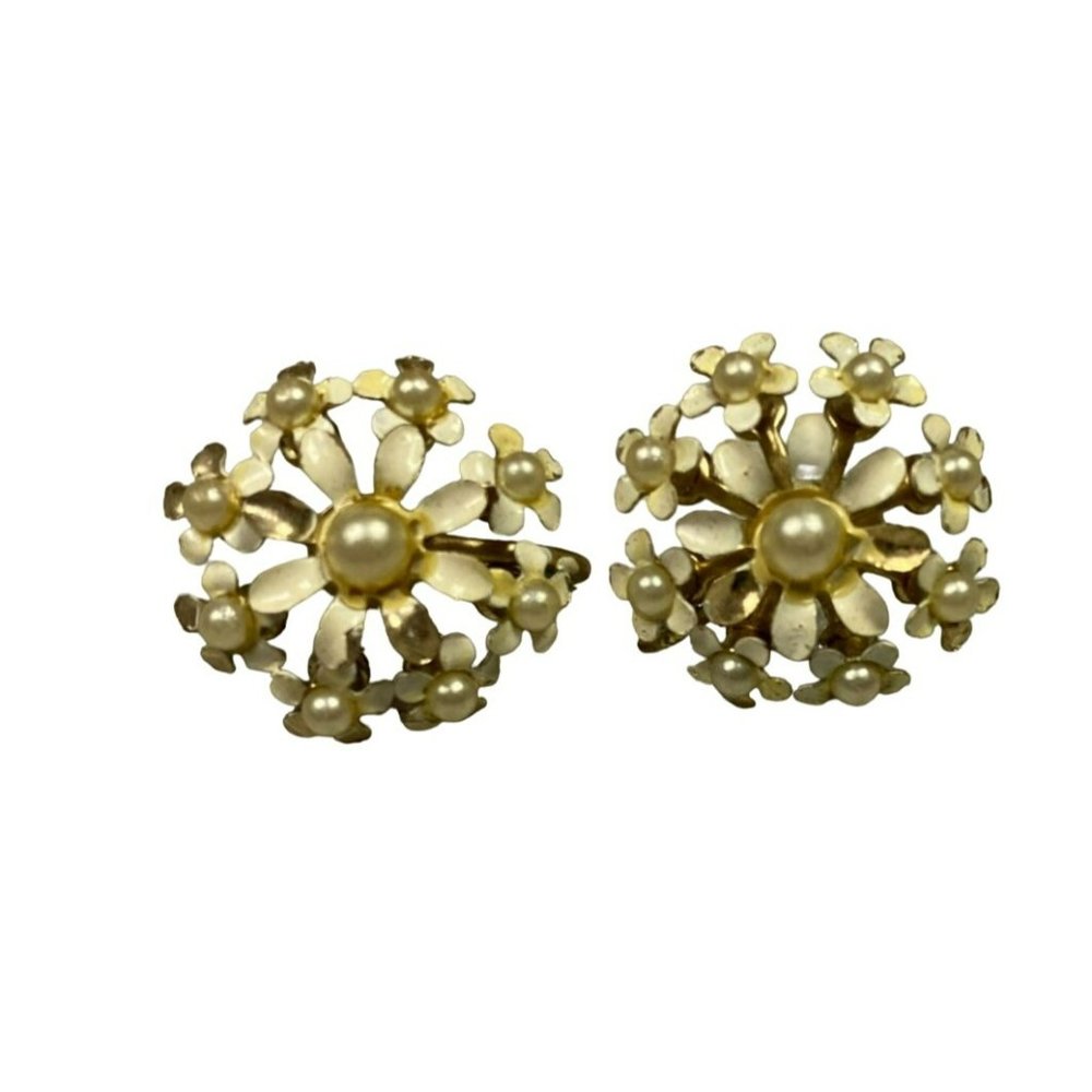 Vintage MCM White Enamel Daisy Flower Faux Seed Pearls Screwback Earrings Beauti